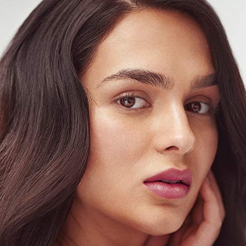 Henné Organics Muse applied on lips close-up illustrating even coverage and moisturized look