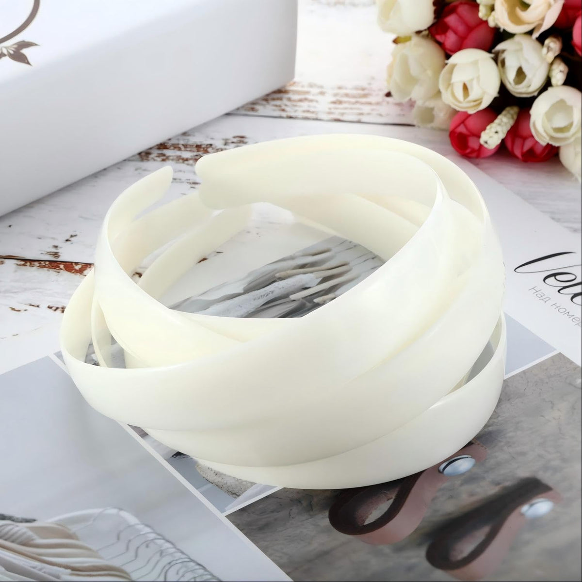 HESTYA hand holding headband to show scale and one-size fit
