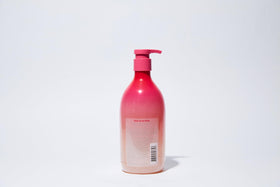 HIMALAYA PINKSALT lifestyle bathroom scene conveying a spa-like, hydrating shower routine