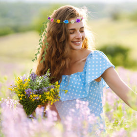 HONLYNE lifestyle photo at a festival showing joyful, breathable headwear