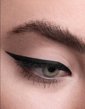HOURGLASS pencil used to tightline upper lashes demonstrating precise, no-smudge definition benefit