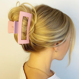 HXOGD clip held in hand to show large size and easy handling