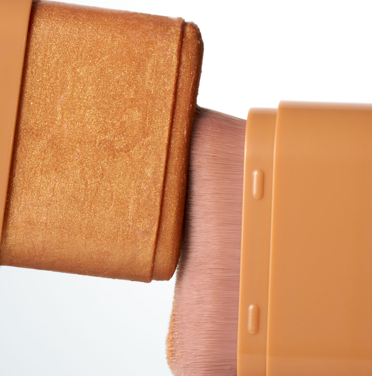 ICONIC LONDON application on fingers blending, demonstrates effortless blending