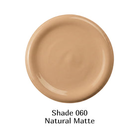 Il Makiage foundation being applied with sponge for natural matte, longwear benefit