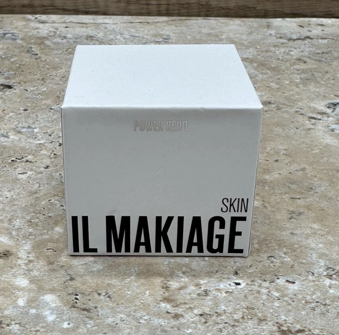 Il Makiage front packaging showing sleek 20 ml bottle and branding for easy identification and style