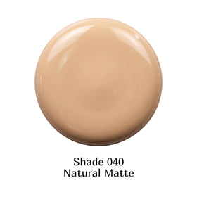 Il Makiage application lifestyle showing model applying foundation for a flawless finish benefit