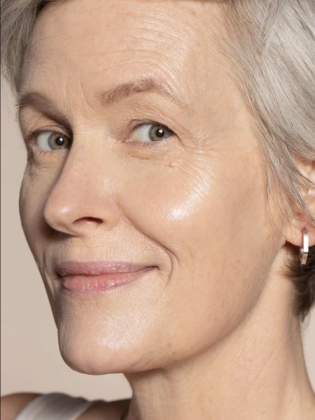 ILIA application with fingers showing quick natural coverage benefit