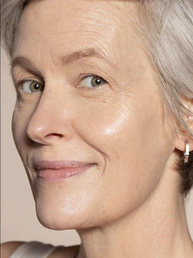 ILIA application with fingers showing quick natural coverage benefit