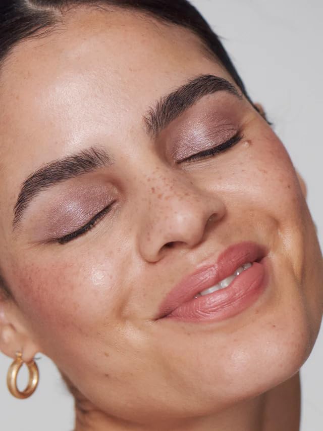 ILIA applied on eyelid in use demonstrating quick-dry cream-to-powder result
