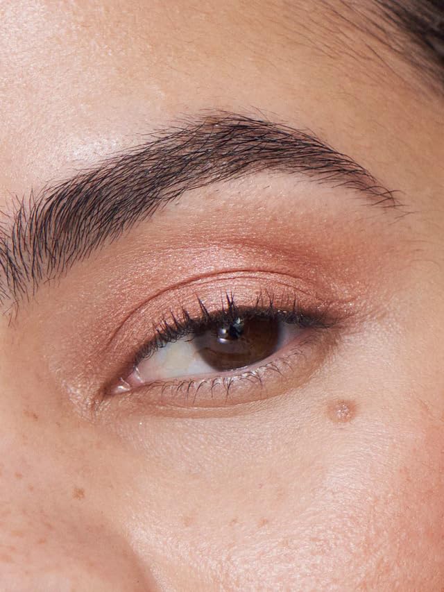 ILIA cream-to-powder texture swatch showing smooth metallic finish, blendable