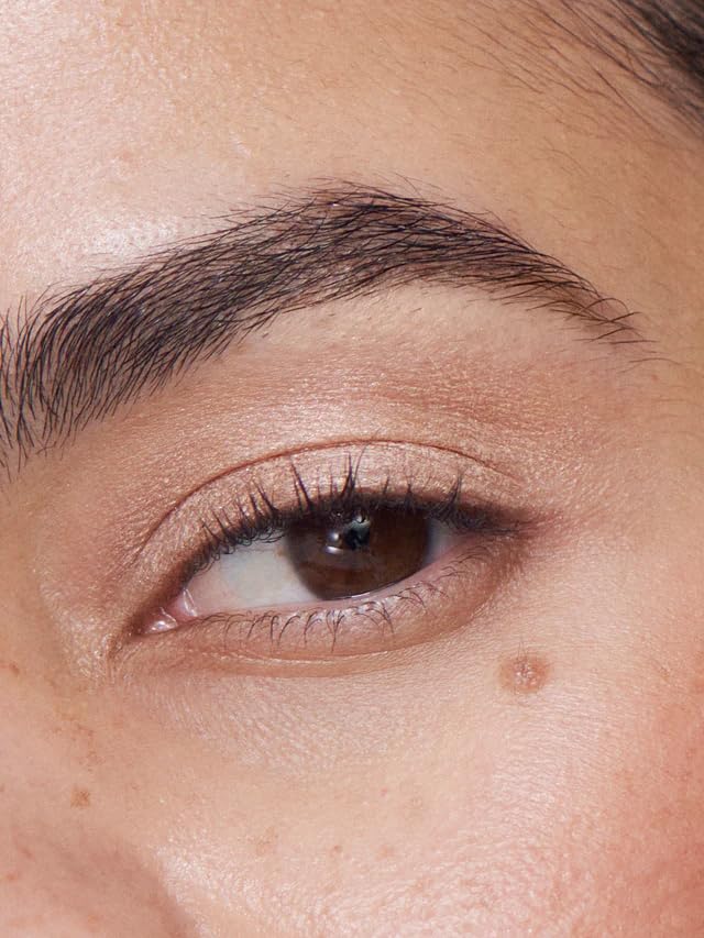 ILIA close-up texture of cream-to-powder finish, shows metallic payoff