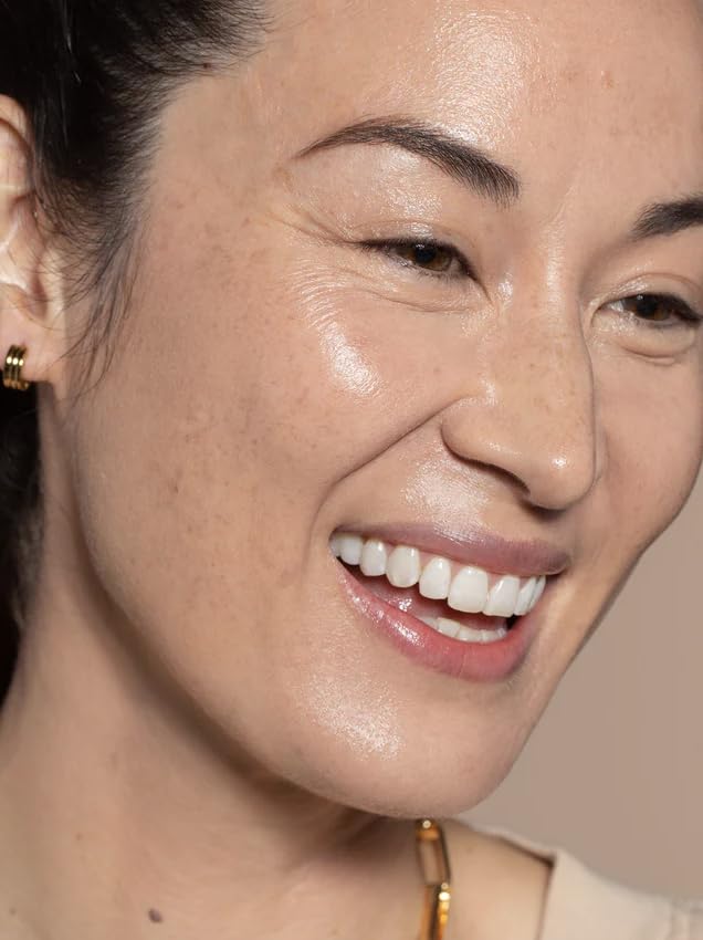 ILIA ingredient visual highlighting hyaluronic acid and niacinamide benefits