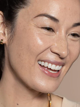 ILIA ingredient visual highlighting hyaluronic acid and niacinamide benefits