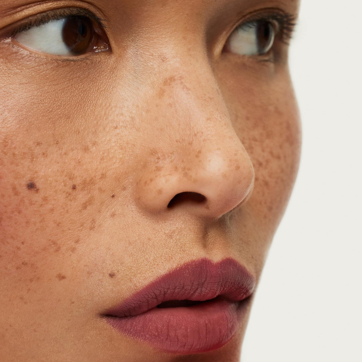 ILIA application on lips displaying cool mauve Rhyme and natural definition benefit
