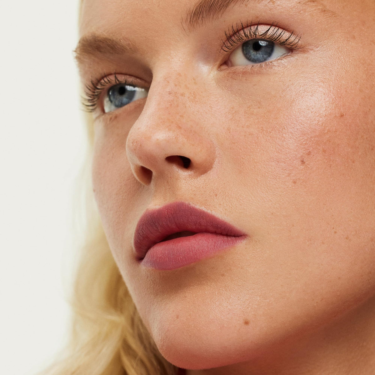 ILIA open crayon tip revealing creamy point for precise lining and long-wear benefit