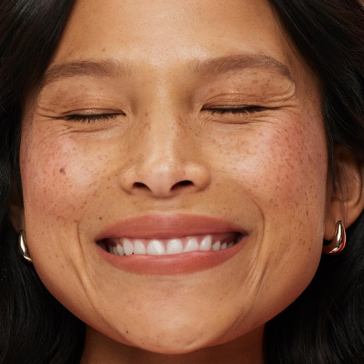 ILIA Pampas applied on lips in lifestyle scene for natural soft-peach look