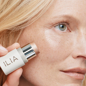 ILIA cheek application demo showing blendability and subtle luminous color