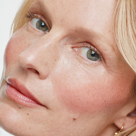 ILIA close‑up of pearl sheen emphasizing natural glow and light reflection