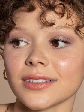 ILIA applied deeper smokey eye showcasing high pigmentation and layering control