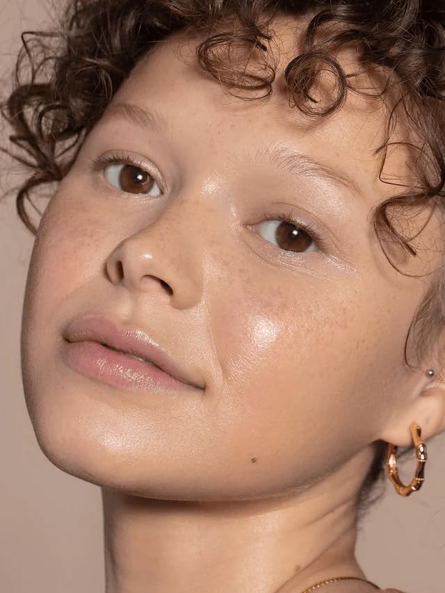 ILIA tint in sunlight, shows dewy luminous finish benefit