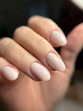 IN.HYPE gel applied on nail form illustrating controlled placement and extension support