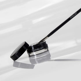 Inglot AMC gel eyeliner brush stroke demonstrating precise application control