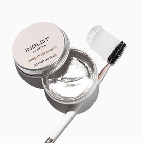 Inglot Playinn in-hand application showing control and easy on-the-go use benefit