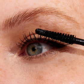 INIKA long lash applying on eye in lifestyle shot showing easy application benefit