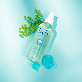 Inis ingredients closeup of jojoba and seaweed labeling, emphasizing hydration