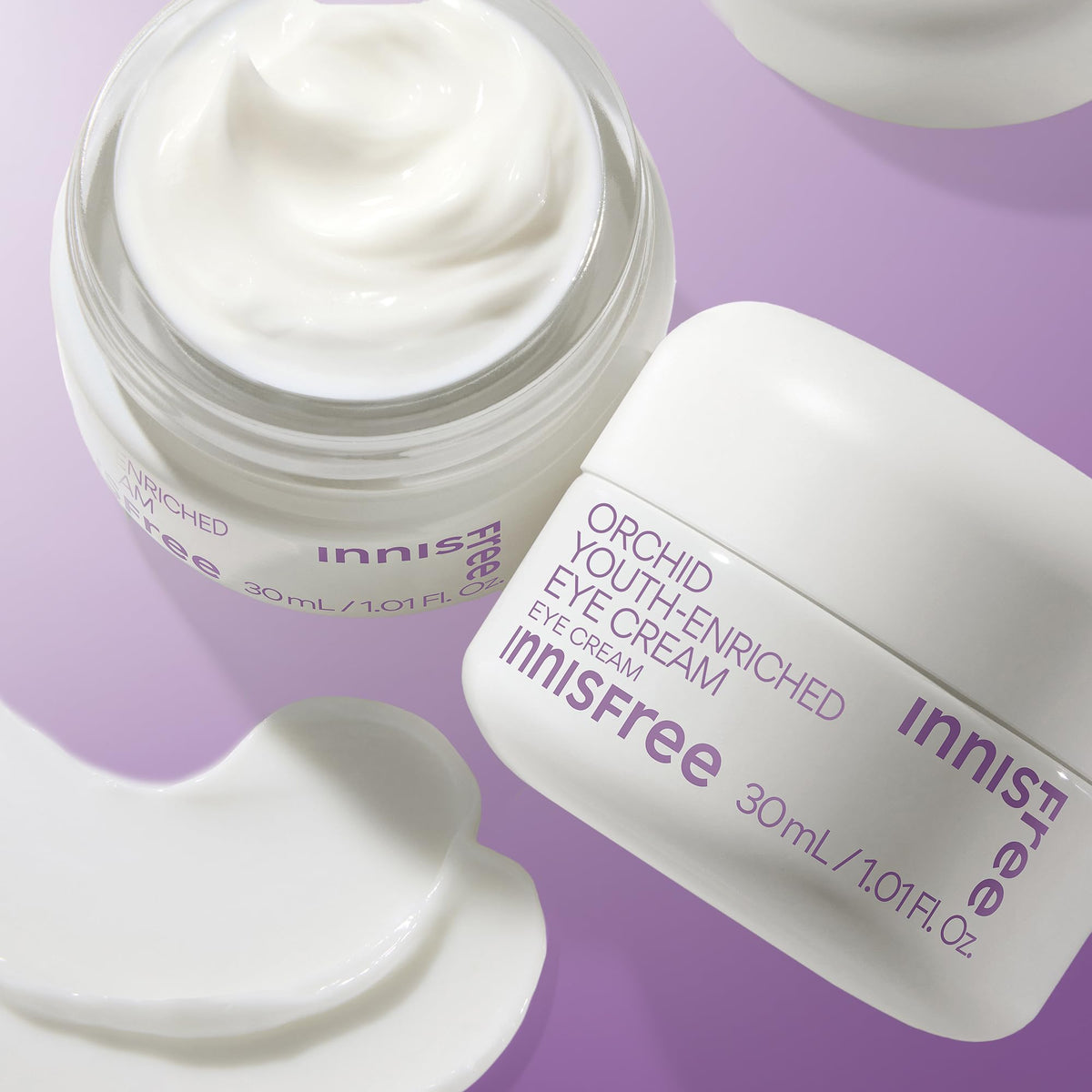 innisfree applying cream under eye demonstrating gentle depuffing action