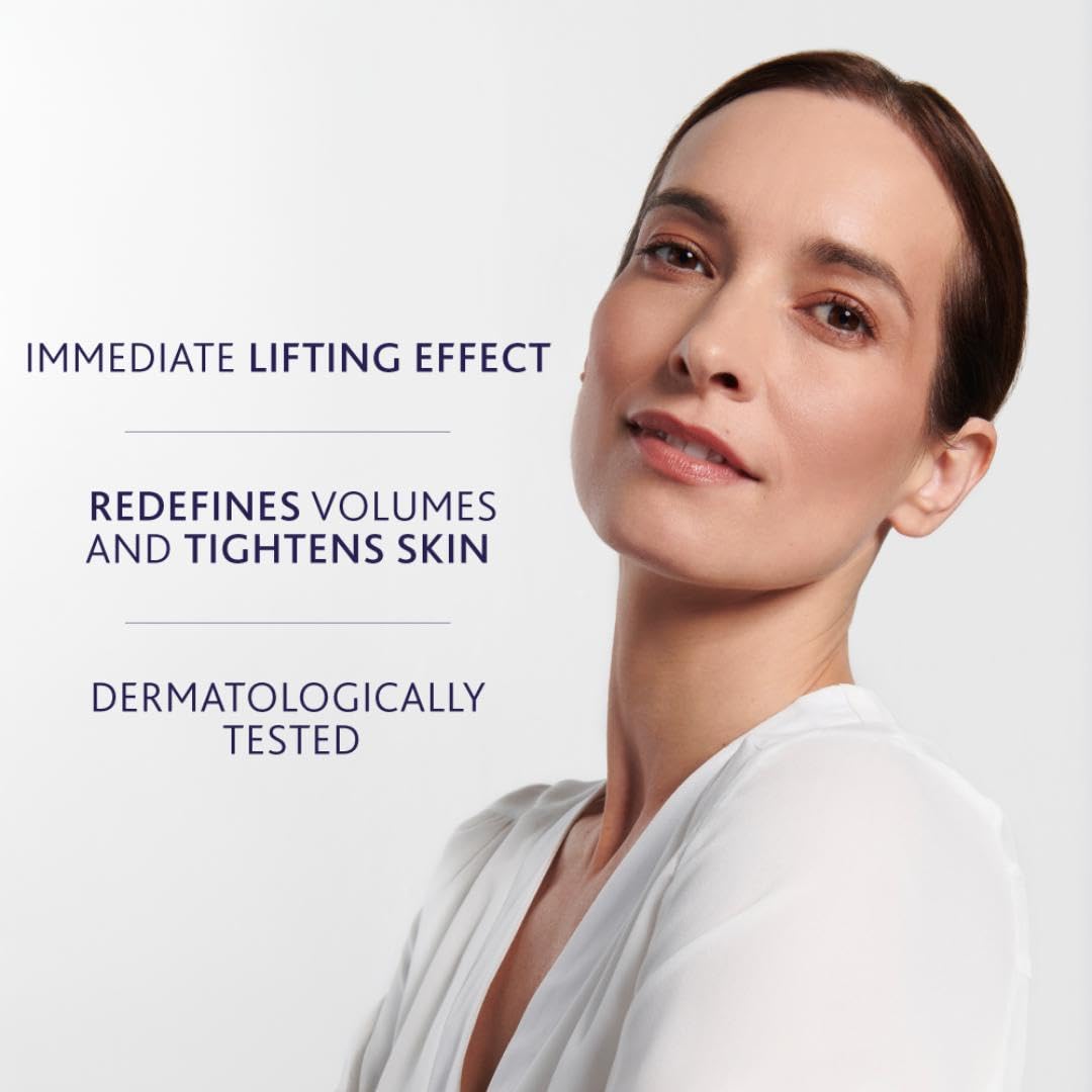 INSTITUT ESTHEDERM PARIS application on neck demonstrating lifting and contouring benefit