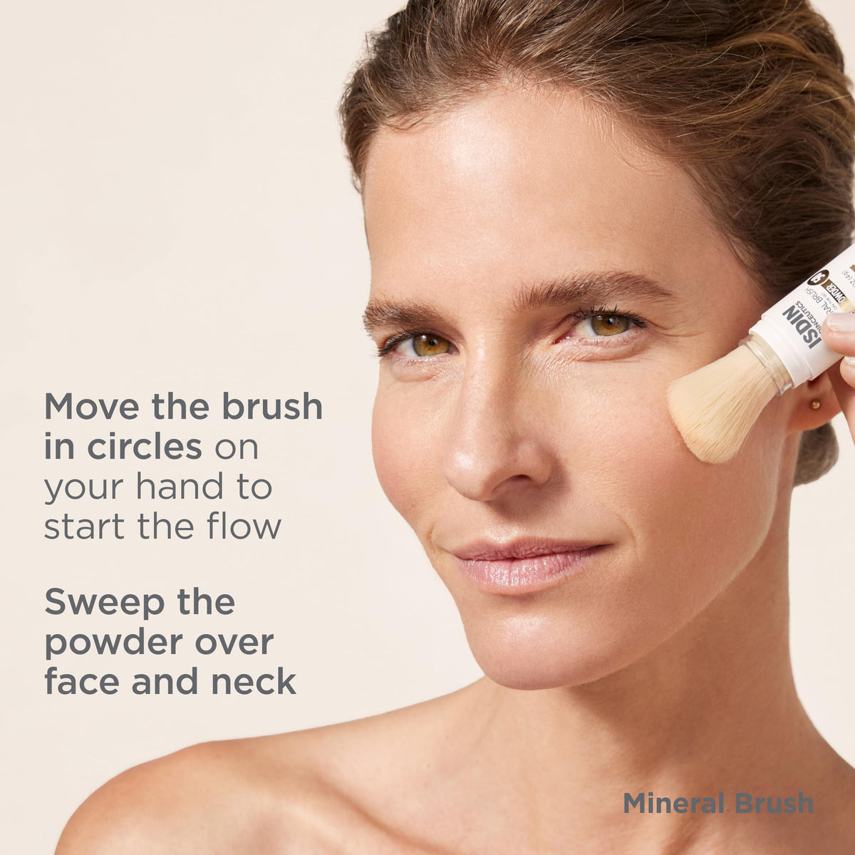 ISDIN applying powder over foundation to protect without disturbing makeup