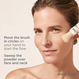 ISDIN applying powder over foundation to protect without disturbing makeup