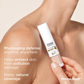 ISDIN brush opened showing soft bristles for smooth powder application