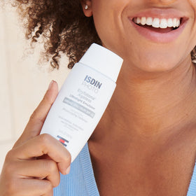 ISDIN eryfotona ageless texture close-up highlighting lightweight spreadability benefit