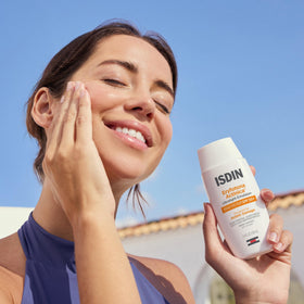 ISDIN Eryfotona texture close up demonstrating lightweight finish and quick absorption