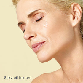 ISDIN Flavo-C serum droplet texture demonstrating lightweight hydration benefit