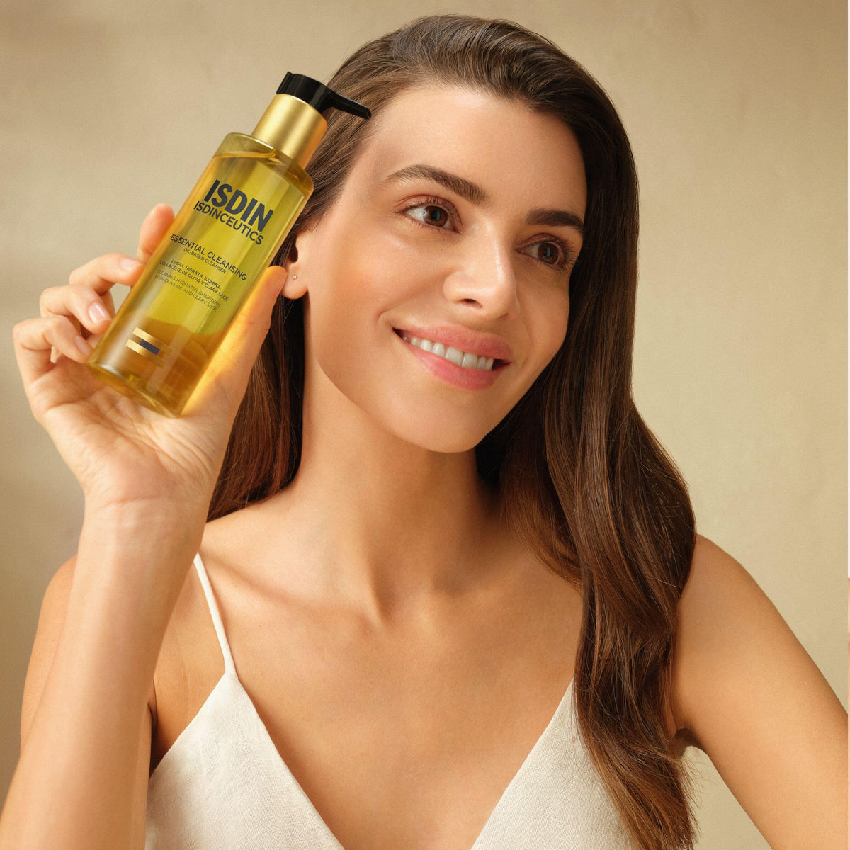 ISDIN close-up of oil-to-milk texture, demonstrates gentle emulsifying action