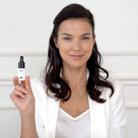 ISDIN open cap and dropper showing dosage, illustrates easy controlled dispensing