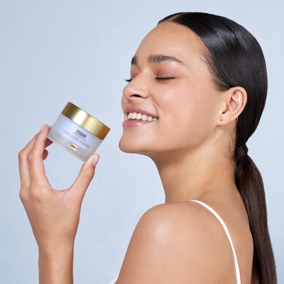ISDIN close-up of creamy-gel texture highlighting quick absorption benefit
