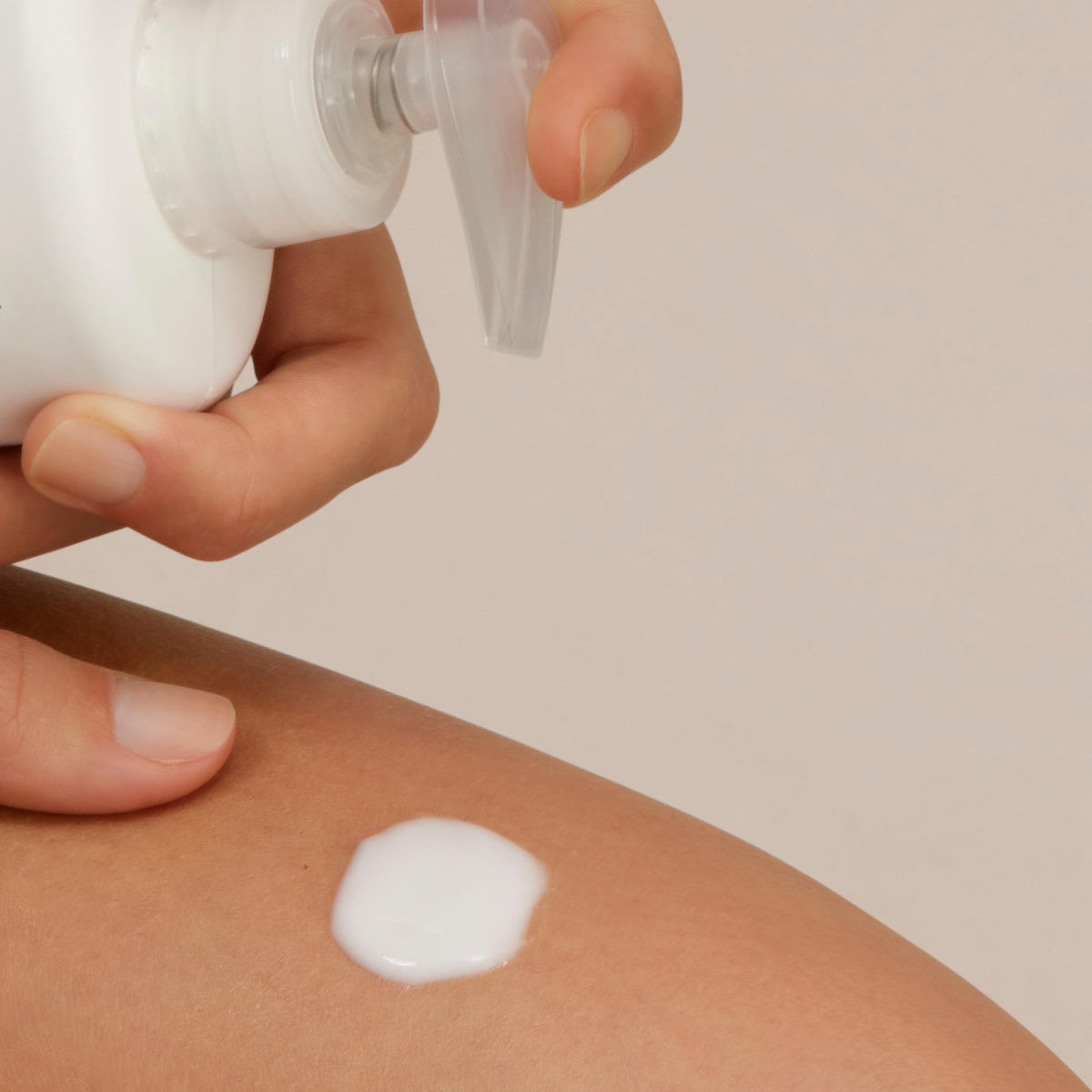 ISDIN Uradin 10 lotion being pumped, quick-absorbing texture for fast comfort