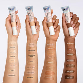 IT Cosmetics ingredients display highlighting niacinamide and hyaluronic hydration benefit