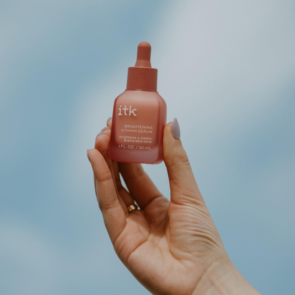 ITK dispensing pump releasing serum emphasizing easy controlled application benefit
