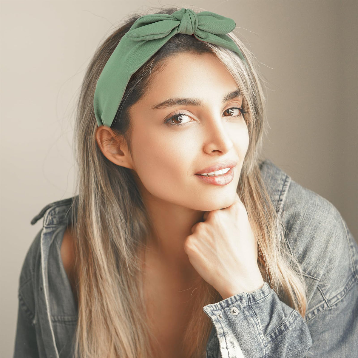 Jaciya on model with bun illustrating polished, no-slip hold