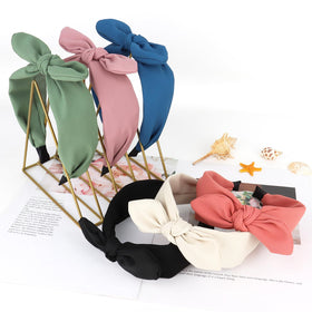 Jaciya demonstrating removable bow for versatile styling options