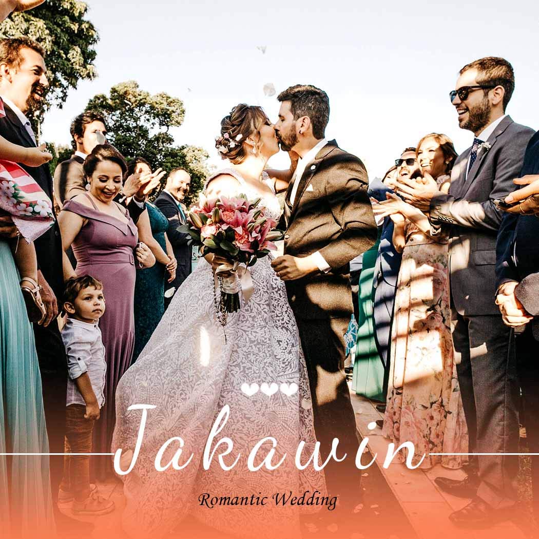 JAKAWIN hair comb on bridesmaid illustrating versatility across wedding party looks benefit
