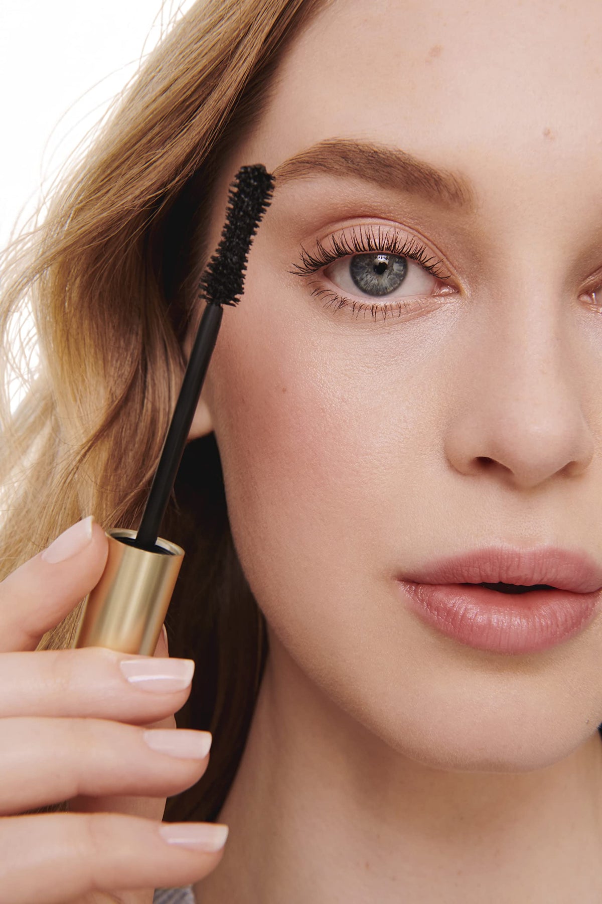 jane iredale mascara applied on lashes in lifestyle shot, visible lift and length
