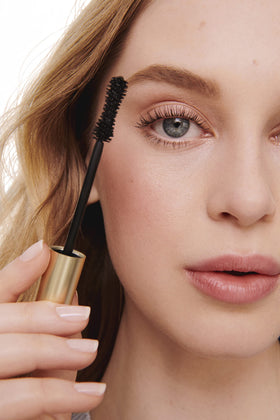jane iredale mascara applied on lashes in lifestyle shot, visible lift and length