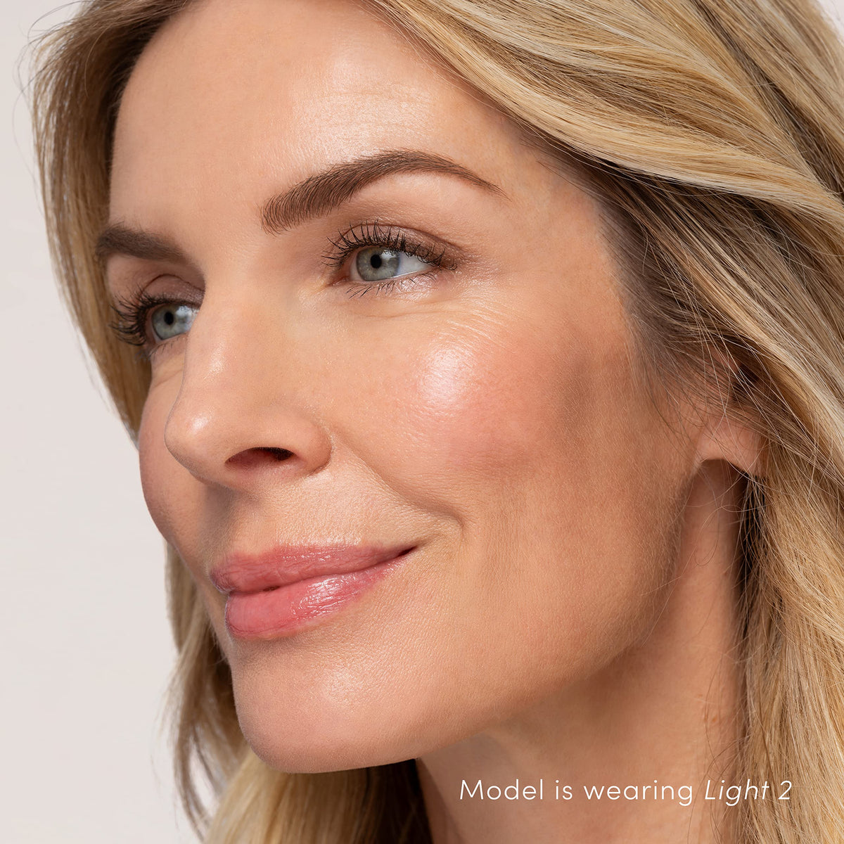 jane iredale application on face blending to show natural dewy finish