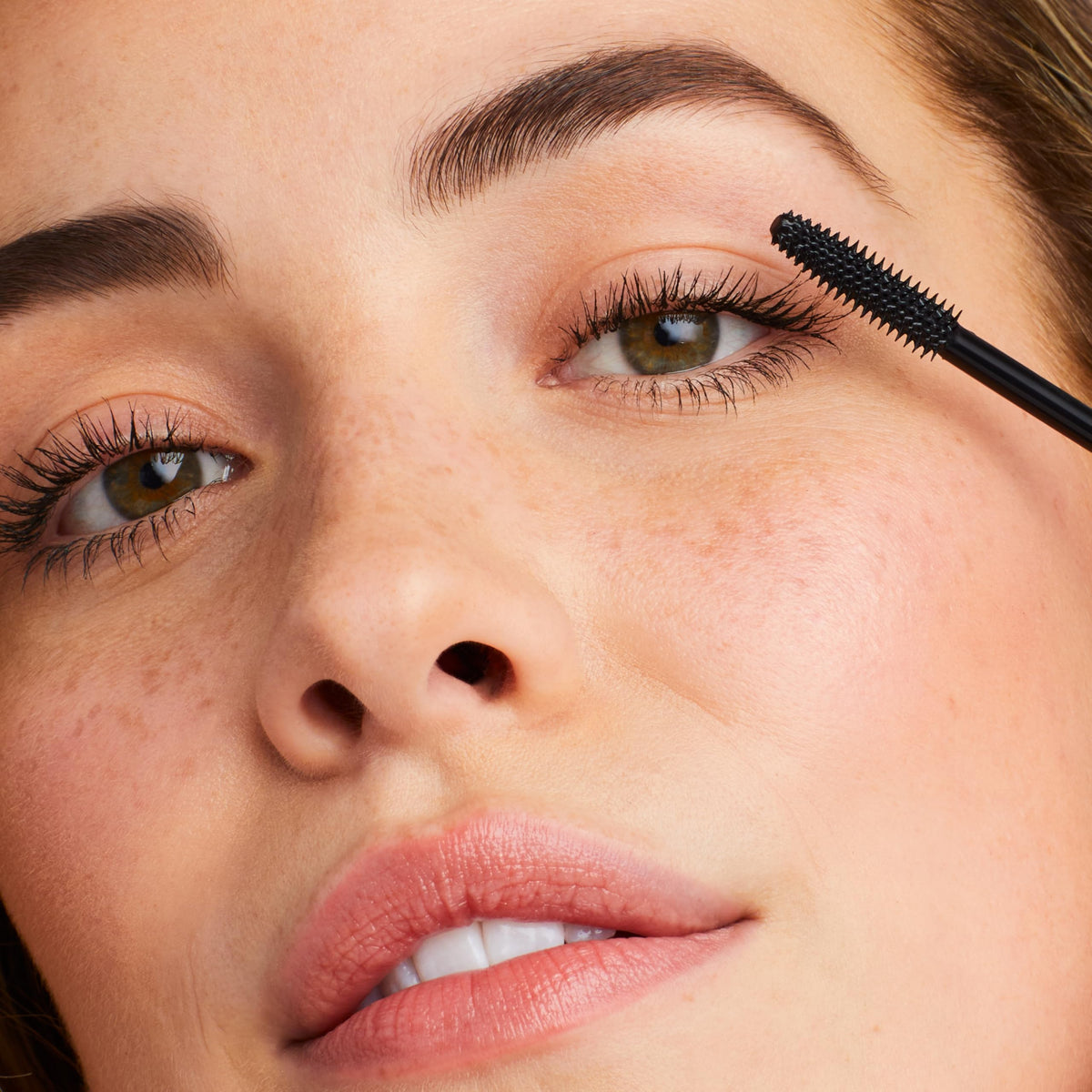 jane iredale tapered brush close-up demonstrating precise lash reach and lift benefit